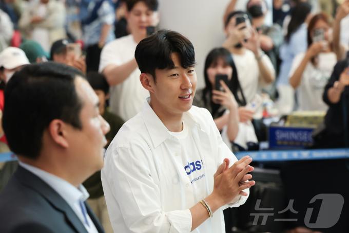 [사진] '캡틴' 손흥민, 밝은 표정으로 귀국