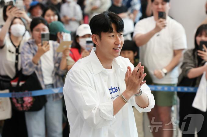 [사진] '캡틴' 손흥민, 팬들 향해 인사