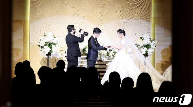 서울 시내의 한 웨딩홀에서 결혼식이 진행되고 있다. 2020.8.23/뉴스1 ⓒ News1 임세영 기자