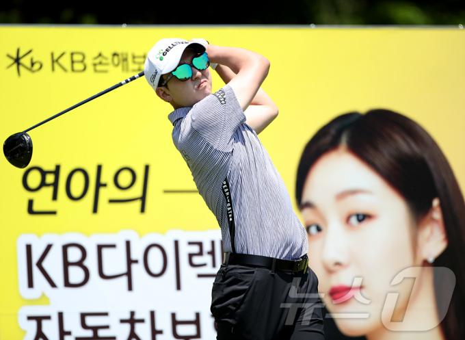 안준형이 KPGA투어 KB금융 리브 챔피언십 1라운드에서 18번홀 티샷을 날리고 있다. (KPGA 제공)