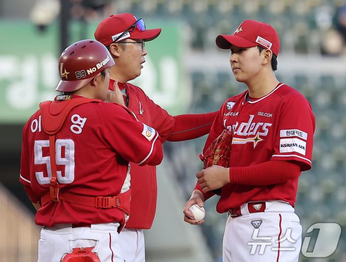 [사진] 송영진, 2회말 아웃카운트 하나도 못잡고 강판