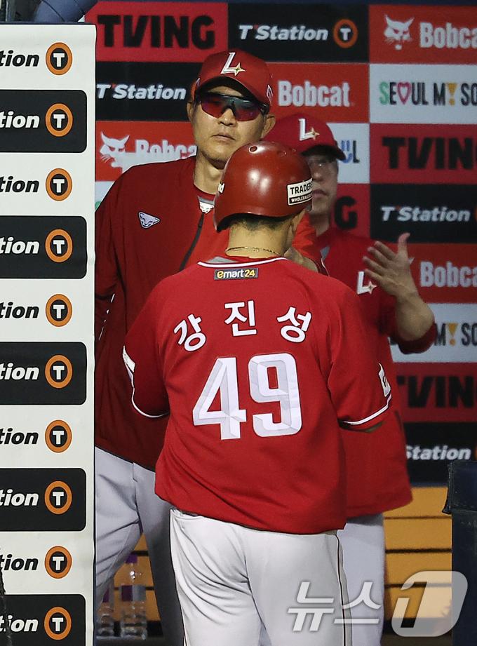 [사진] 이숭용 감독의 축하 받는 강진성