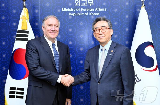 조태열 외교부 장관, 마이크 폼페이오 전 미국 국무장관.(외교부 제공)