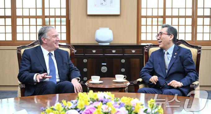 [사진] 조태열 외교부 장관, 마이크 폼페이오 전 미국 국무장관 면담