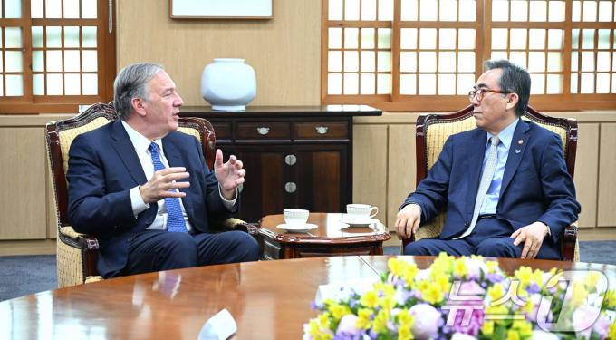 [사진] 마이크 폼페이오 전 미 국무장관 만난 조태열 외교부 장관