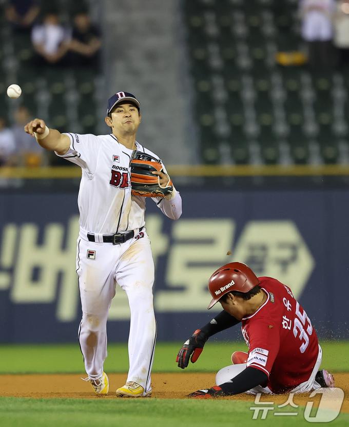 [사진] 강승호, 2루 찍고 1루로!