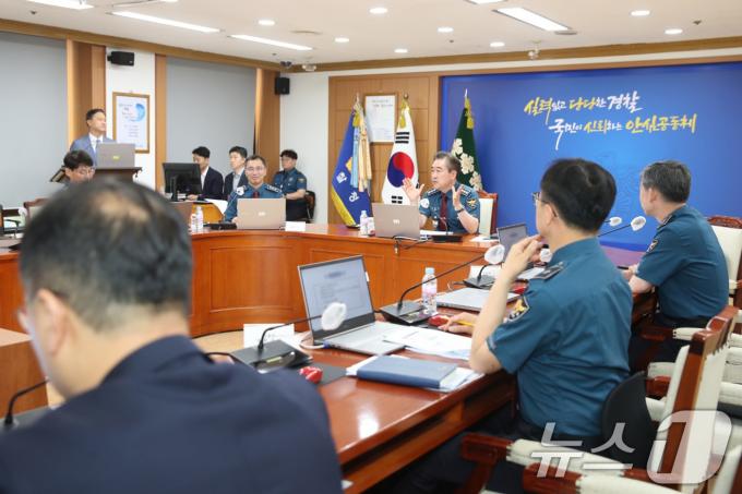 [사진] 한일중 정상회의 경찰 대비상황 점검하는 윤희근 경찰청장