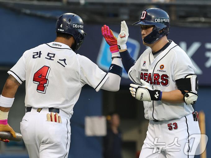 23일 오후 서울 송파구 잠실야구장에서 열린 프로야구 '2024 신한 SOL 뱅크 KBO리그' SSG 랜더스와 두산 베어스의 경기, 두산 양석환이 2회말 2사 2,3루에서 스리런 홈런을 친 뒤 라모스와 하이파이브를 하고 있다. 2024.5.23/뉴스1 ⓒ News1 김진환 기자