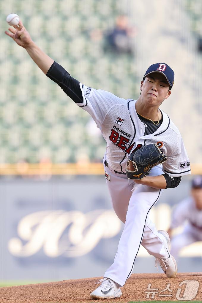 23일 오후 서울 송파구 잠실야구장에서 열린 프로야구 '2024 신한 SOL 뱅크 KBO리그' SSG 랜더스와 두산 베어스의 경기, 두산 선발 최준호가 1회초 등판해 힘차게 공을 던지고 있다. 2024.5.23/뉴스1 ⓒ News1 김진환 기자