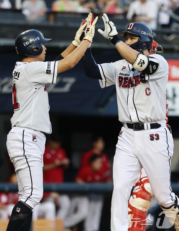 23일 오후 서울 송파구 잠실야구장에서 열린 프로야구 '2024 신한 SOL 뱅크 KBO리그' SSG 랜더스와 두산 베어스의 경기, 두산 양석환이 2회말 2사 2,3루에서 스리런 홈런을 친 뒤 정수빈과 하이파이브를 하고 있다. 2024.5.23/뉴스1 ⓒ News1 김진환 기자