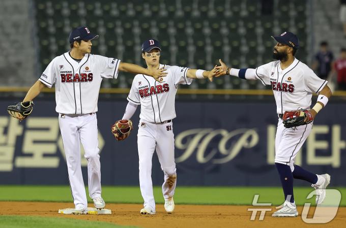 [사진] 8년 만에 SSG 상대로 스윕 거둔 두산