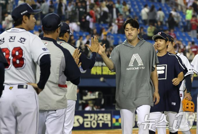 23일 오후 서울 송파구 잠실야구장에서 열린 프로야구 '2024 신한 SOL 뱅크 KBO리그' SSG 랜더스와 두산 베어스의 경기에서 10대3 대승을 거두며 시리즈 스윕을 거둔 두산 선수들이 기쁨을 나누고 있다. 2024.5.23/뉴스1 ⓒ News1 김진환 기자