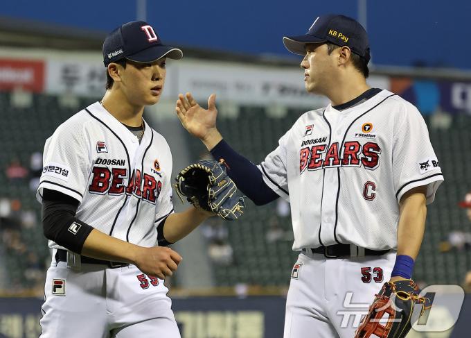 23일 오후 서울 송파구 잠실야구장에서 열린 프로야구 '2024 신한 SOL 뱅크 KBO리그' SSG 랜더스와 두산 베어스의 경기, 두산 선발 최준호가 4회초 이닝을 실점 없이 마친 뒤 주장 양석환의 격려를 받고 있다. 2024.5.23/뉴스1 ⓒ News1 김진환 기자