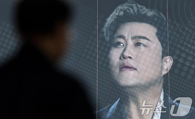22일 오후 서울 송파구 올림픽공원 KSPO돔(체조경기장)에 설치된 '월드 유니온 오케스트라 슈퍼 클래식 : 김호중 & 프리마돈나’ 현수막 앞으로 시민들이 지나가고 있다. ‘음주 뺑소니’ 혐의로 조사를 받고 있는 트로트 수 김호중(33)이 경찰의 구속영장 신청에도 오는 23~24일 예정된 클래식 공연에 나선다. 김호중의 소속사 생각 엔터테인먼트 측 관계자는 이날 뉴스1에 