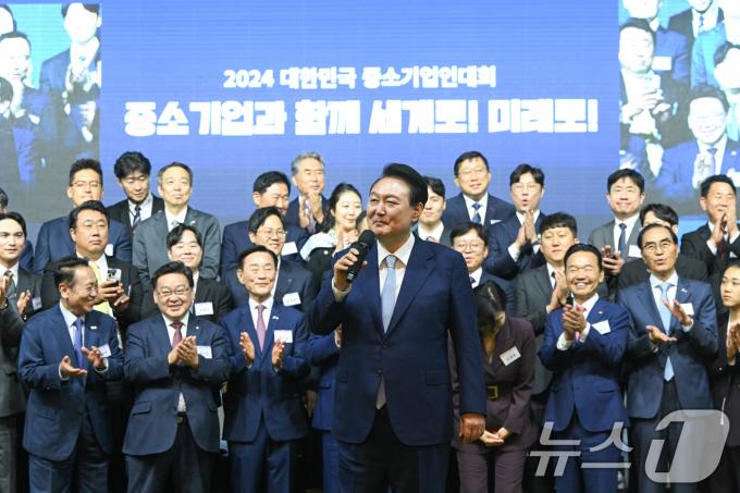 [사진] 중소기업인 격려하는 윤석열 대통령