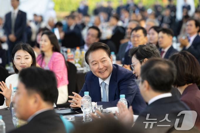 [사진] 중소기업인들과 대화하는 윤 대통령