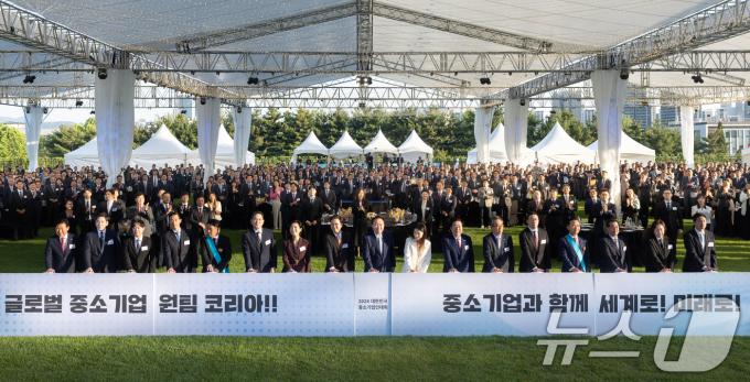 [사진] '글로벌 원팀 출항식' 퍼포먼스하는 윤 대통령