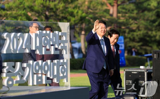[사진] 중소기업인들에게 인사하는 윤 대통령
