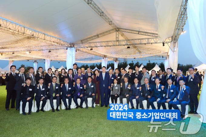 [사진] 중소기업인들과 기념촬영하는 윤 대통령
