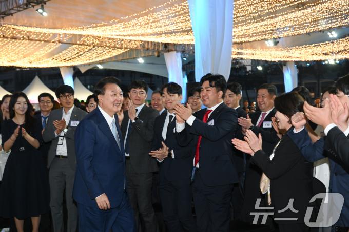 [사진] 중소기업인대회 입장하는 윤 대통령