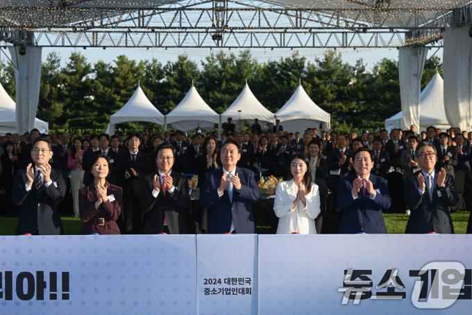 [사진] 윤 대통령, '글로벌 원팀호 출항식' 퍼포먼스
