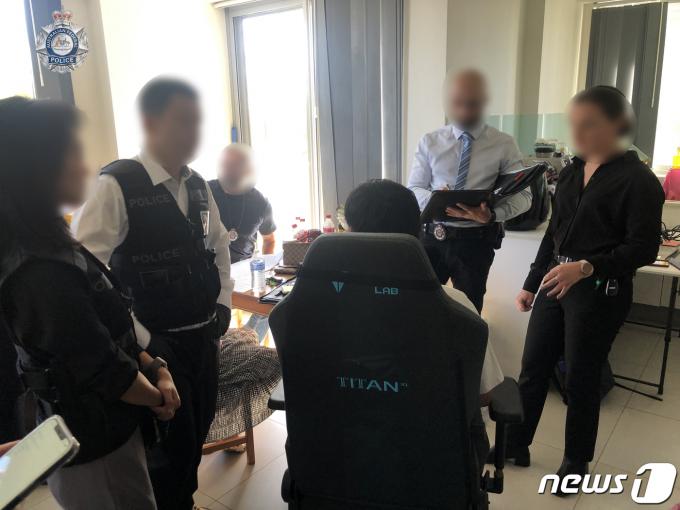 서울경찰청 관계자와 호주 경찰이 23일(현지시간) 호주 시드니 교외에 있는 미성년자 등 여성 성착취물을 제작·유포한 텔레그램 '제2n번방'의 주범 엘의 주거지에서 체포하고 있다. 제2n번방 사건은 지난 2020년 사회적으로 공분을 부른 'n번방 사건'과 유사한 미성년자 성착취 사건으로 이들 용의자는 미성년자인 피해자들에게 메신저 텔레그램으로 접근해 성착취물을 제작해 유포한 것으로 알려졌다. (서울경찰청 제공) 2022.11.25/뉴스1