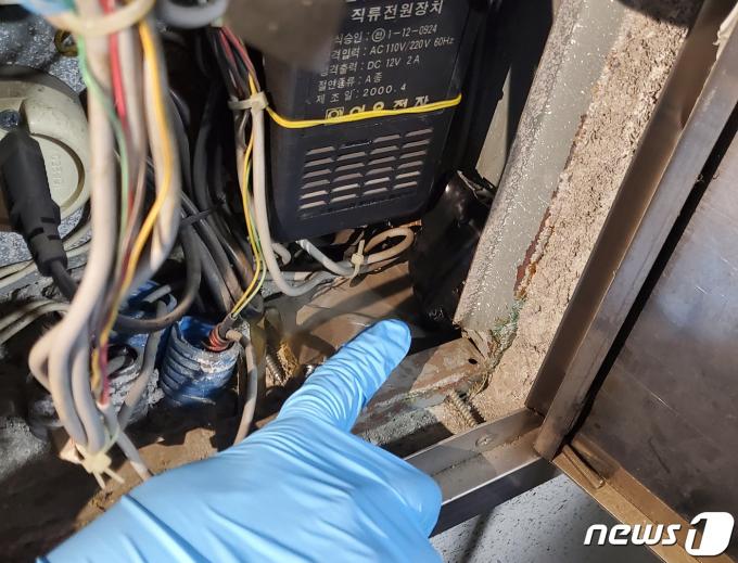 서울경찰청 광역수사단 마약범죄수사대(총경 안동현)는 다크웹이나 해외메신저, 가상자산을 악용해 마약류를 불법 유통한 피의자 등 마약류 매매·투약사범 총 312명을 마약류 관리에 관한 법률 위반 혐의로 입건하고, 이 중 판매자 A씨 등 10명(판매자 9, 매수자 1)을 구속했다. 사진은 '던지기 수법'에 사용된 장소에서 발견된 마약류 . (서울경찰청 제공) 2023.8.14/뉴스1