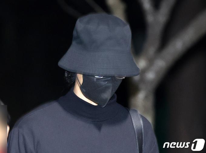 집단 성폭행 혐의로 실형에 처해졌던 가수 정준영(35)이 지난 3월 19일 오전 전남 목포교도소에서 형기를 마치고 출소하고 있다. 2024.3.19/뉴스1 ⓒ News1 김태성 기자