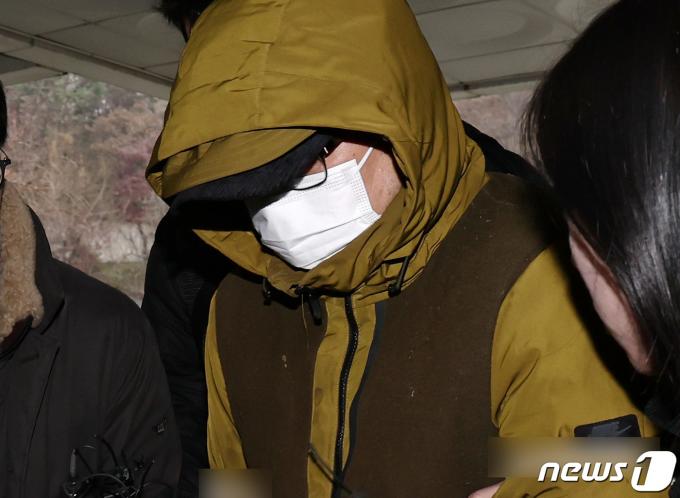 둔기로 아내를 살해한 혐의를 받는 대형 로펌 출신 변호사 현 모 씨가 6일 오후 서울 서초구 서울중앙지방법원에서 열린 구속 전 피의자 심문(영장실질심사)에 출석하고 있다. 2023.12.6/뉴스1 ⓒ News1 구윤성 기자