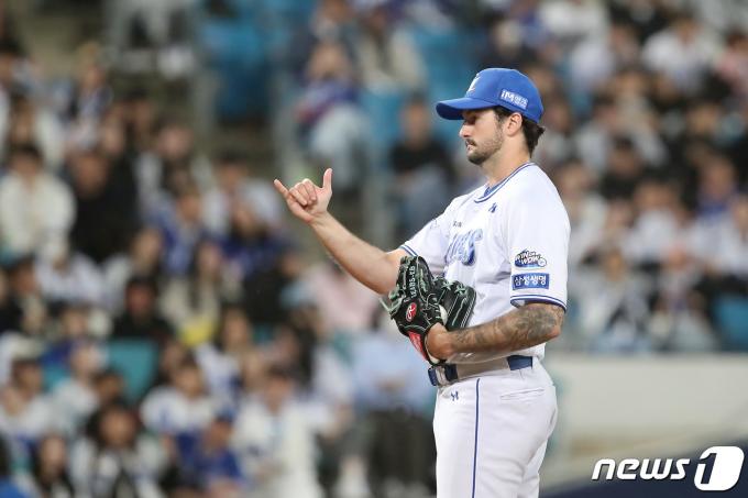 16일 오후 대구 삼성라이온즈파크에서 열린 프로야구 '2024 신한 SOL 뱅크 KBO리그' 두산 베어스와 삼성 라이온즈의 경기, 6회초 삼성 코너가 연속 볼넷으로 만루를 허용한 뒤 강민호 포수에게 '자신있다'는 사인을 보내고 있다. 2024.4.16/뉴스1 ⓒ News1 공정식 기자