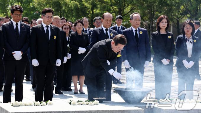이재명 더불어민주당 대표가 23일 오후 경남 김해 봉하마을에서 열린 고(故) 노무현 전 대통령 15주기 추도식에서 노 전 대통령의 묘역에 분향하고 있다. 왼쪽부터 김준우 정의당 대표, 더불어민주당 박찬대 원내대표, 이재명 대표, 국민의힘 황우여 비대위원장, 추경호 원내대표. 허은아 개혁신당 대표, 용혜인 기본소득당 원내대표. 2024.5.23/뉴스1 ⓒ News1 구윤성 기자