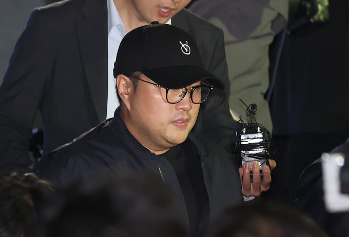 트로트 가수 김호중(33)이 24일 낮 12시에 피의자 심문(영장실질검사)을 받는다. 사진은 김호중이 지난 21일 서울 강남경찰서에서 비공개 조사를 마치고 나오는 모습. /사진=뉴스1