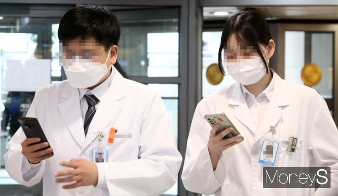 의대 증원에 반대하는 전공의 병원 이탈이 장기화하자 이에 따른 의대 교수들이 누적된 피로감을 호소하고 있다. 전의비는 지난 23일 저녁 긴급 총회를 개최하고 주 1회 휴진을 논의했다. 논의 결과는 오늘 오후 1시 발표된다. /사진=임한별 기자