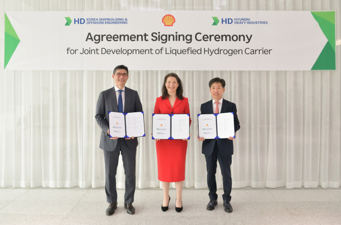 HD현대가 경기도 성남시에 위치한 HD현대 글로벌 R&D센터(GRC)에서 글로벌 에너지 기업 쉘(Shell)과 액화수소운반선 개발을 위한 기술 공동개발협약(JDA)을 체결했다. 사진 왼쪽부터 김성준 HD한국조선해양 대표, 캐리 트라우스(Karrie Trauth) 쉘 수석부사장, 전승호 HD현대중공업 기술본부장. /사진=HD현대