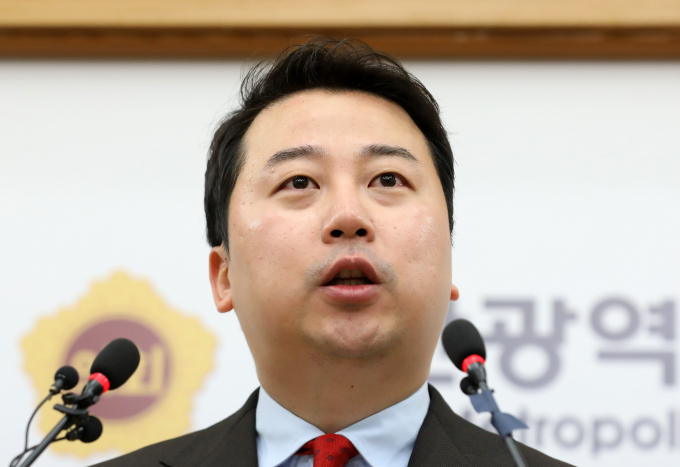 장예찬 전 국민의힘 최고위원이 정치자금법 위반 혐의로 검찰에 오는 27일 송치될 예정이다. 사진은 장 전 최고위원이 지난 3월18일 부산시의회 브리핑룸에서 기자회견을 열고 무소속 출마를 선언하는 모습. /사진=뉴스1