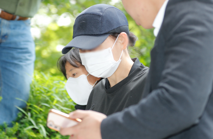 인천의 한 교회에서 숨진 채 발견된 여고생에게 장기간 학대가 의심되는 정황이 포착됐다. 사진은 A씨가 지난 18일 인천 미추홀구 인천지법에서 열린 구속 전 피의자 심문에 출석하는 모습. /사진=뉴시스