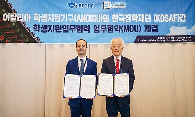 배병일 장학재단 이사장(오른쪽)이 알레산드로 치로 시레티 ANDISU 회장(왼쪽)과 업무협약서를 들어보이고 있다./사진제공=한국장학재단