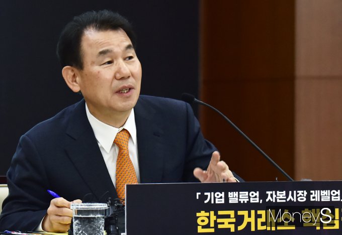 [머니S포토] 취임 100일 간담회, 질문받는 정은보 거래소 이사장