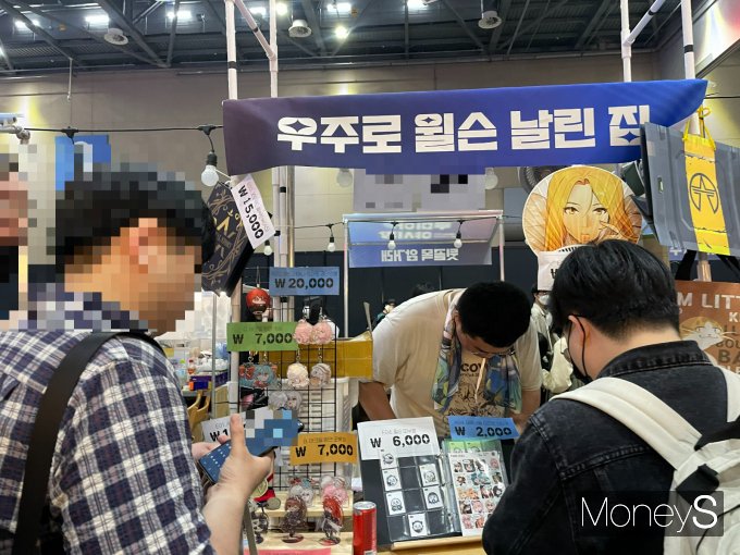루미아 야시장에서 굿즈를 구매하는 관람객의 모습. /사진=이재현 기자