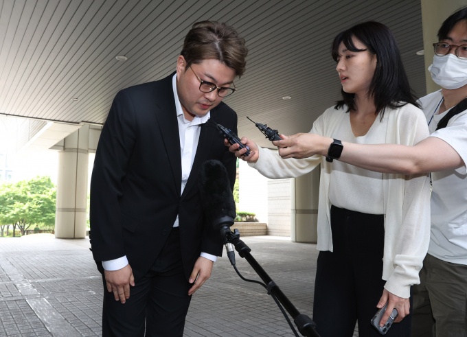 24일 음주 뺑소니 혐의로 구속 전 피의자 심문(영장실질심사)을 받는 트로트 가수 김호중이 자신이 사용하던 아이폰 3대의 비밀번호 제출을 거부했다. 사진은 김호중이 24일 서울 서초구 서울중앙지방법원에서 영장실질심사에 출석해 사죄하는 모습. /사진=뉴스1(공동취재) 