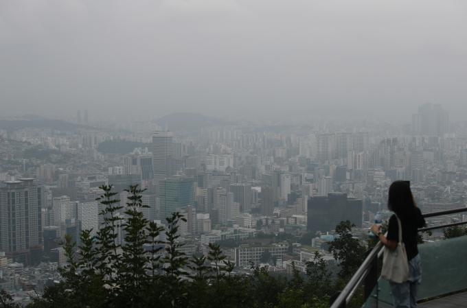 25일 중부지방이 대체로 흐리나 미세먼지 농도는 '좋음'~'보통' 수준일 것으로 보인다. 사진은  지난해 7월24일 서울 남산에서 바라본 도심 하늘의 모습. /사진=뉴시스