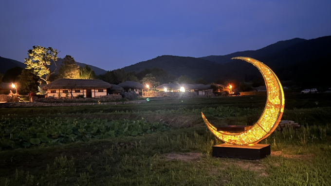 아산시 외암마을을 6월에 찾는다면 야간 여행이 제격이다. 경관 조명이 외암마을 야경을 빛낸다. /사진=아산시