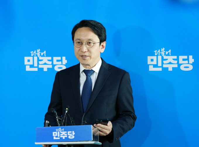 더불어민주당이 24일 이재명 민주당 대표가 제안한 연금개혁 관련 영수회담에 대해 "대통령실이 사실상 거절한 것으로 판단한다"고 전했다. 사진은 천준호 민주당 대표 비서실장이 지난달 26일 서울 여의도 국회에서 윤석열 대통령과 이 대표의 영수회담 관련 브리핑을 하는 모습. /사진=뉴시스