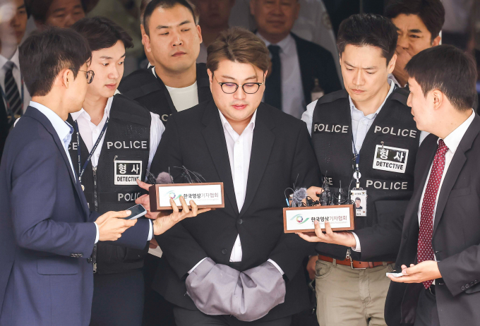 음주 뺑소니 등 혐의로 구속 영장이 청구된 트로트 가수 김호중이 법원 결정이 나올 때까지 서울 강남경찰서 유치장에서 대기한다. 사진은 김호중(가운데)이 24일 서울 서초구 서울중앙지방법원에서 열린 구속 전 피의자 심문(영장실질심사)을 마친 뒤 법원을 나서는 모습. /사진=뉴시스