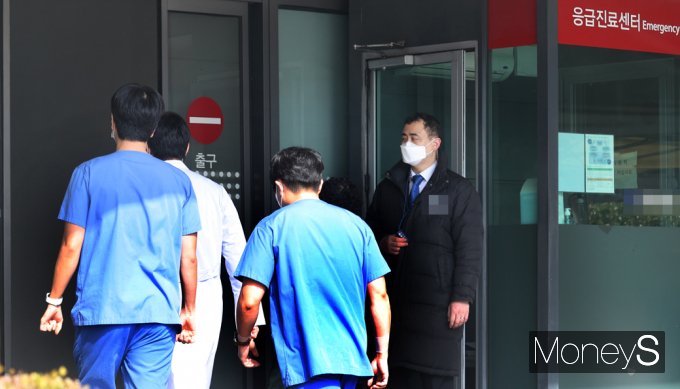 의료 공백에 피로함을 호소하며 휴진을 하겠다고 밝힌 의대 교수들이 환자들의 피해를 고려해 입장을 바꿨다. 다만 전공의에게 위해가 가해진다면 다시 휴진에 돌입하겠다고 밝혔다. 서울에 위치한 한 대학병원 응급실 앞에서 의료진들이 지나가고 있는 모습. /사진=임한별 기자