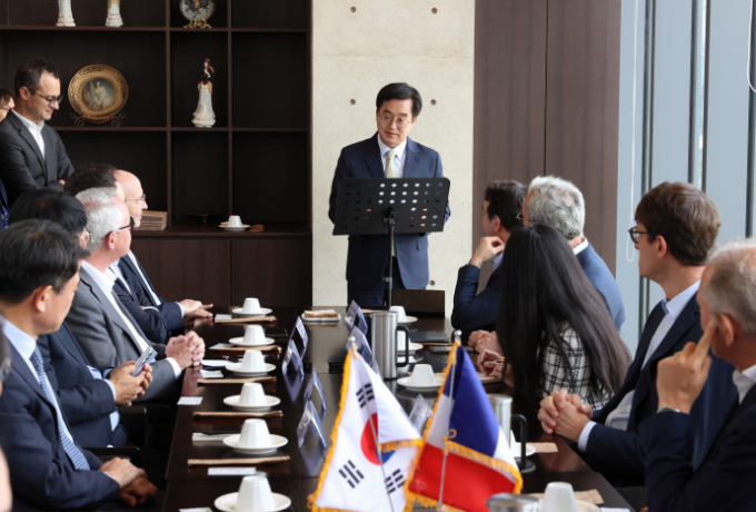 김동연 경기도지사가 24일 서울서 열린 프랑스 최대 경제단체인 프랑스 산업연맹 대표단과의 간담회에서 인사말을 하고 있다. / 사진제공=경기도