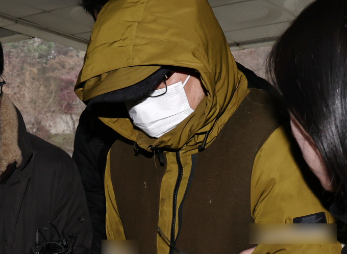 아내를 살해한 혐의로 재판에 넘겨진 대형 로펌 출신 변호사가 1심에서 징역 25년을 선고받았다. 사진은 피의자가 6일 서울중앙지방법원에서 열린 구속 전 피의자 심문에 출석하고 있는 모습. /사진=뉴스1
