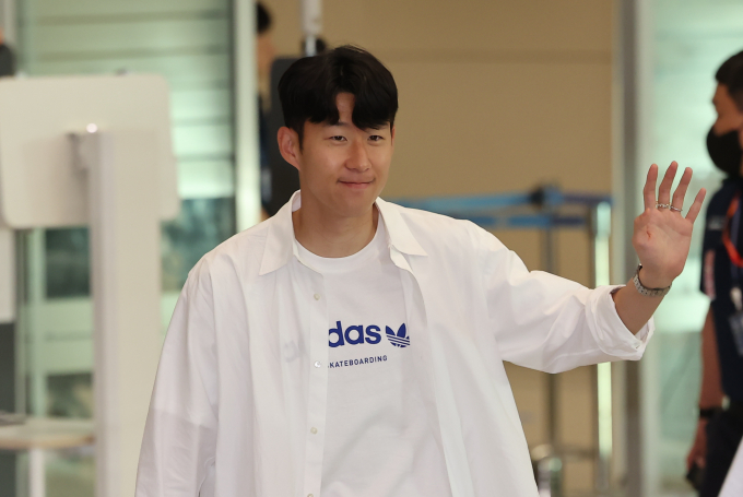 토트넘에서 시즌을 마친 손흥민이 지난 23일 인천국제공항 제2터미널을 통해 귀국했다. 사진은 손흥민이 팬들을 향해 손을 흔들고 있는 모습. /사진= 뉴스1