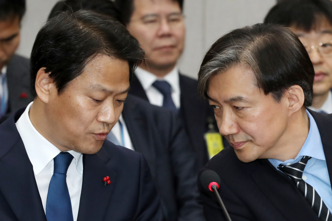 검찰이 일명 '불법 감찰·블랙리스트' 의혹으로 고발된 조국 조국혁신당 대표와 임종석 전 대통령 비서실장 등에 대해 범죄 혐의점이 없다고 결론내렸다. 사진은 지난 2018년 청와대 특별감찰반 논란 당시 서울 여의도 국회에서 열린 운영위원회 전체회의에 출석한 조 대표(오른쪽)와 임 전 실장. /사진=뉴스1