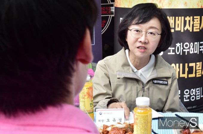 ▲ 푸드트럭현장 식품 위생 관리 당부하는 오유경 식약처장 